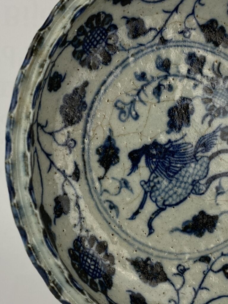 Assiette creuse en faïence émaillé blanc bleu - Chine - De forme polylobée en b…