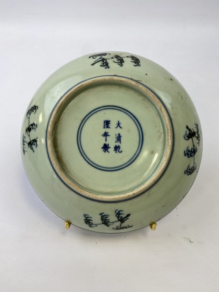 ASSIETTE CREUSE EN PORCELAINE CELADON BLEU BLANC - Chine - A décor d'un garçon…