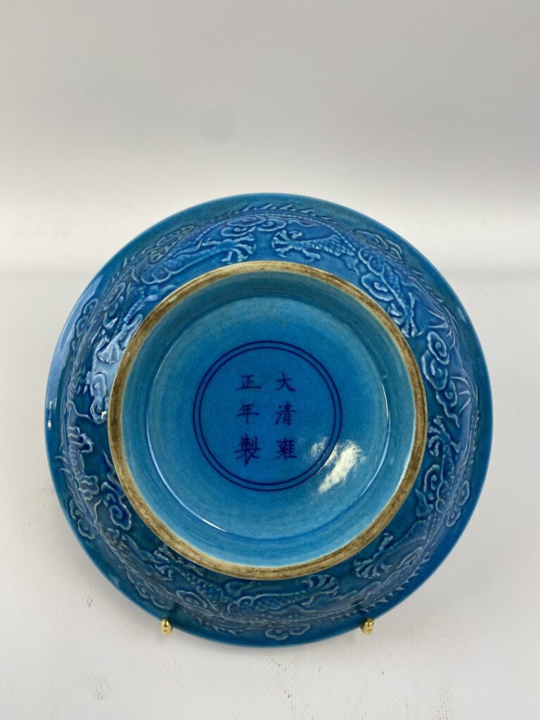 Assiette creuse en porcelaine craquelée bleu turquoise aux dragons - Chine - Dé…