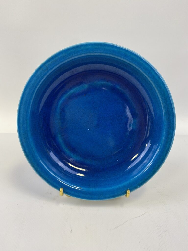 Assiette creuse en porcelaine craquelée bleu turquoise aux dragons - Chine - Dé…