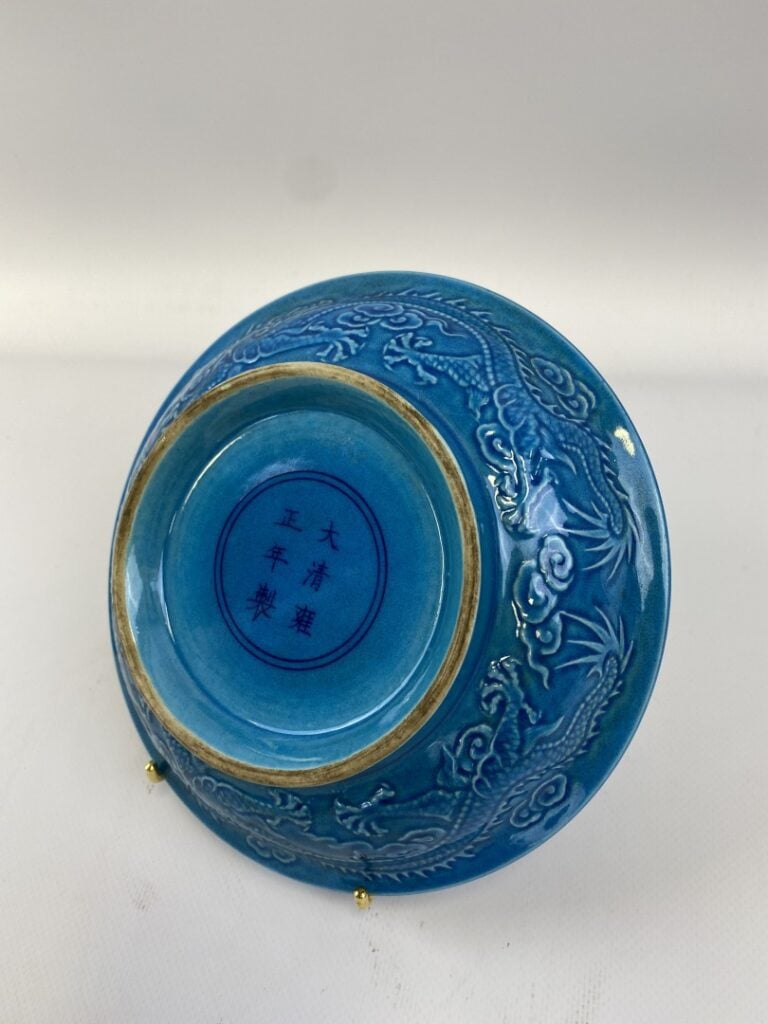 Assiette creuse en porcelaine craquelée bleu turquoise aux dragons - Chine - Dé…