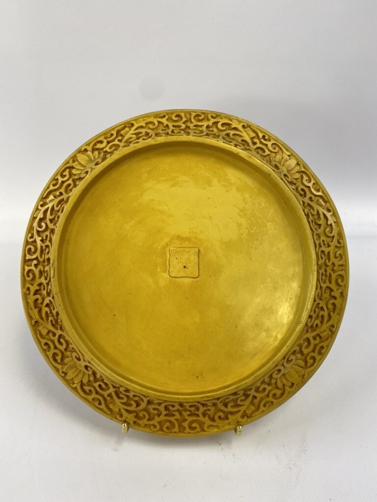 Assiette dans le goût des laques de cinabre - Chine - Dans le médaillon central…