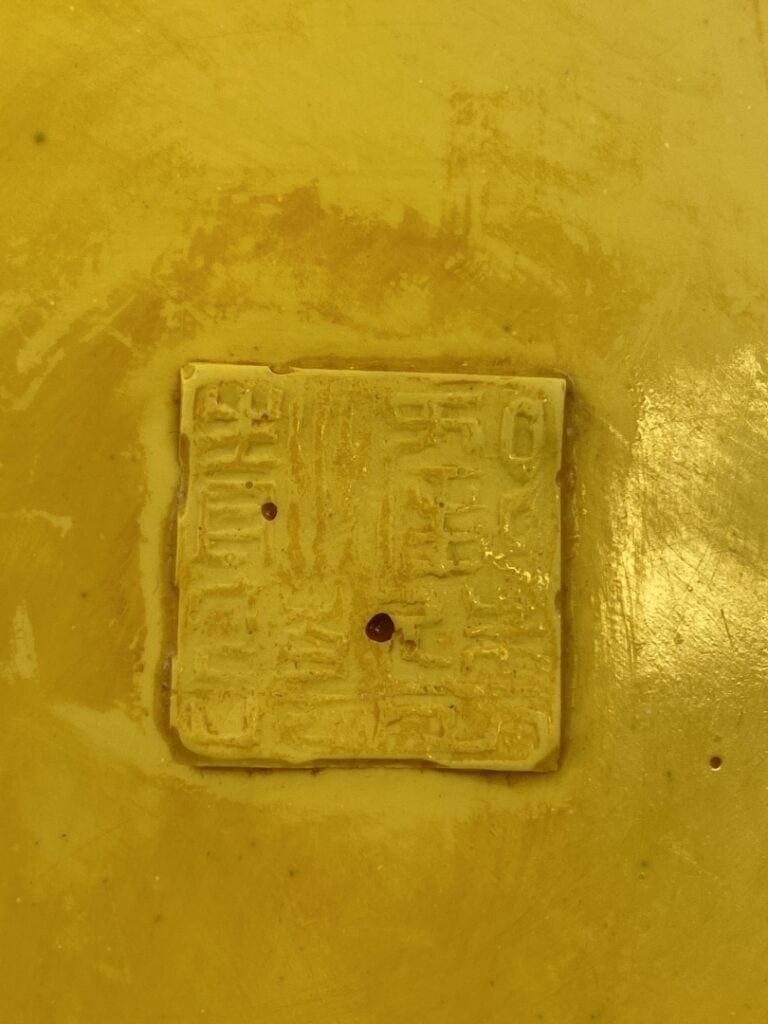 Assiette dans le goût des laques de cinabre - Chine - Dans le médaillon central…
