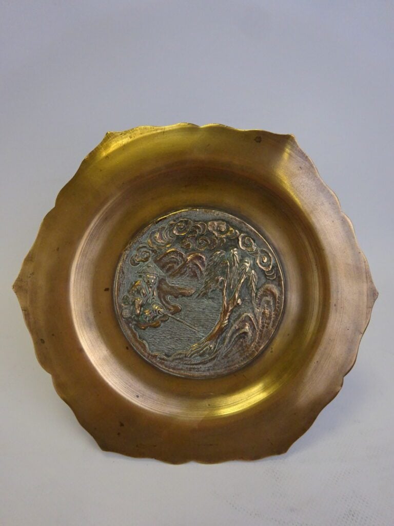 ASSIETTE EN BRONZE POLYLOBE - Décor d'un pêcheur au bord d'un fleuve. - Avec so…