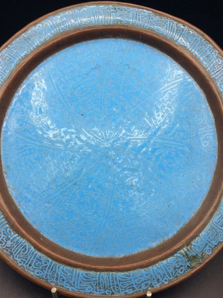 Assiette en cuivre, recouverte d'inscriptions en camaieu de bleu. - Iran ou pro…