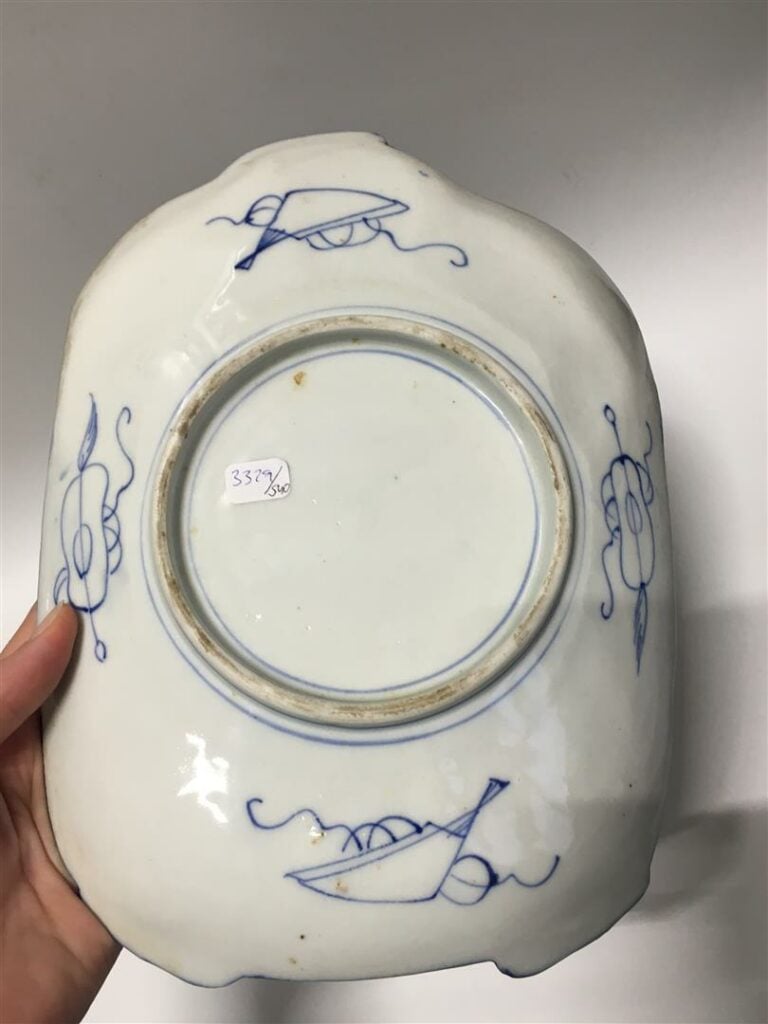 [-] ASSIETTE EN FAIENCE EMAILLEE POLYCHROME - Japon, - Sur fond bleu poudré un…