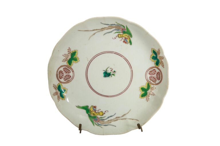 Assiette en porcelaine à décor de phénix en émaux polychromes dans le goût de l…