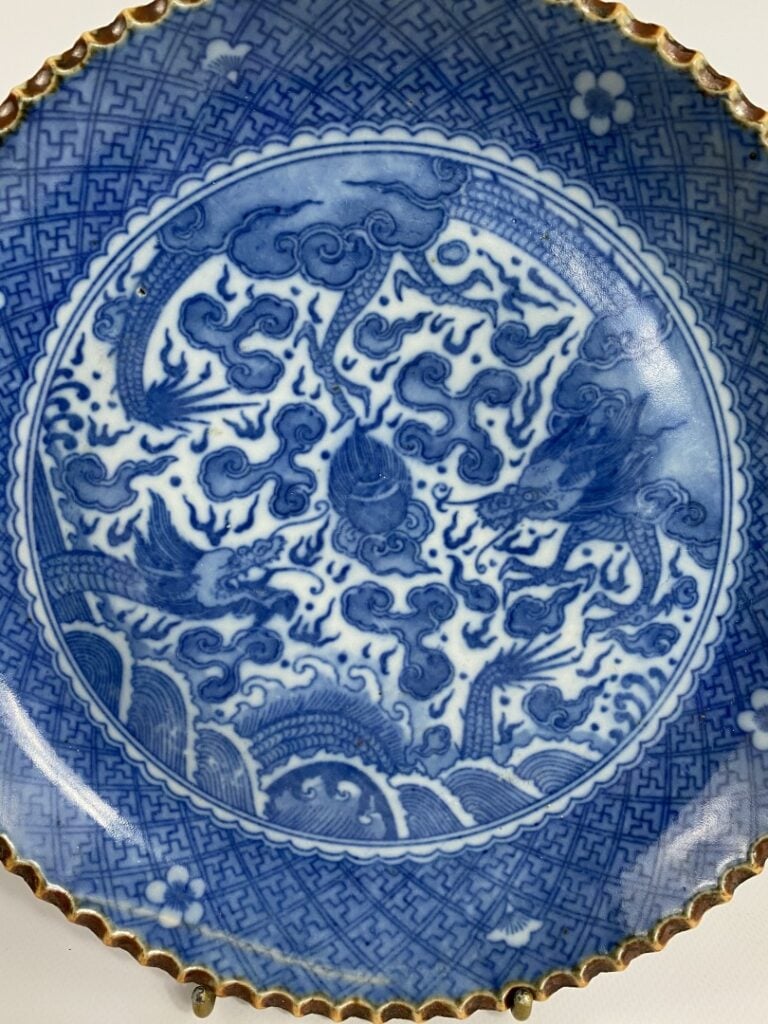 ASSIETTE EN PORCELAINE BLEU BLANC - Au décor de dragons s'affrontant pour la pe…