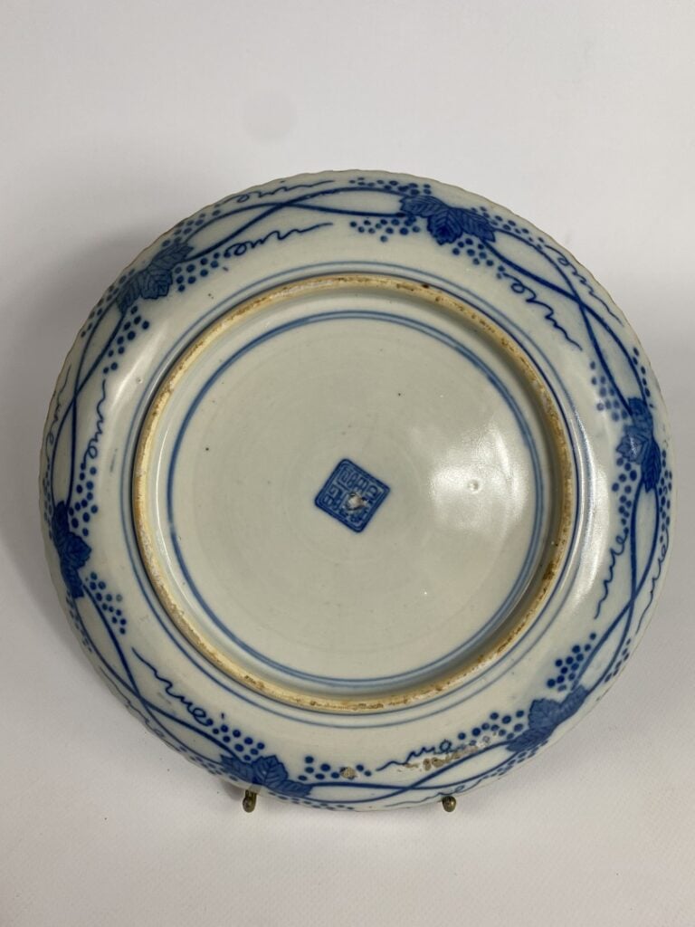ASSIETTE EN PORCELAINE BLEU BLANC - Au décor de dragons s'affrontant pour la pe…