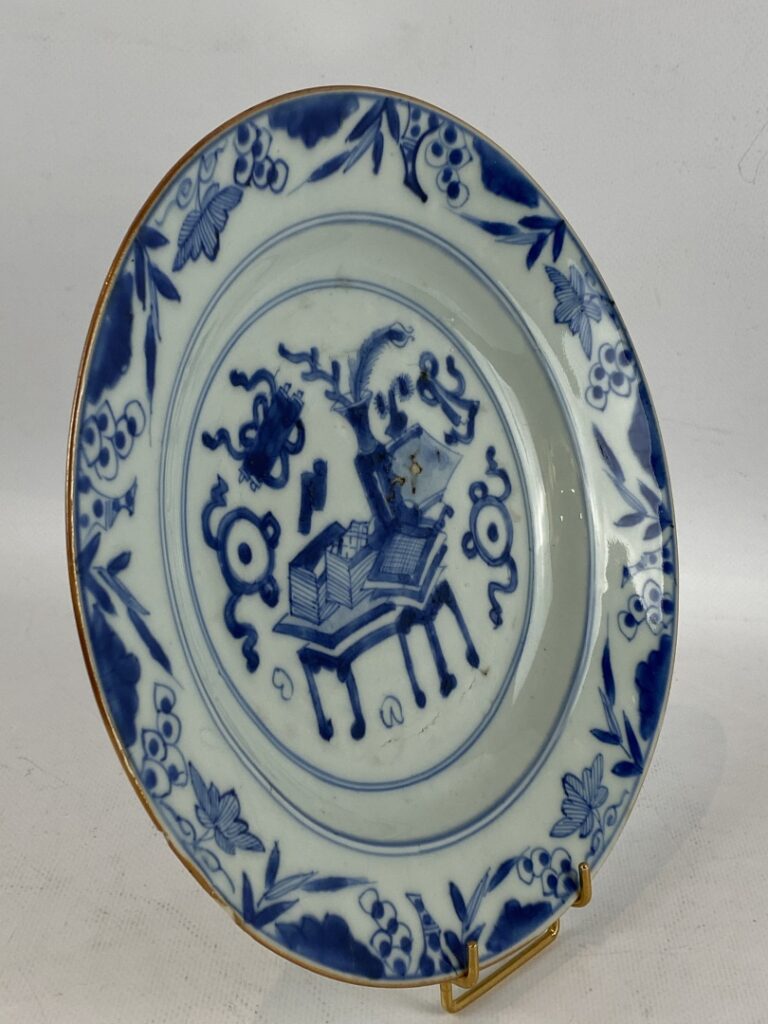 Assiette en porcelaine bleu blanc - Chine - Décor au vase fleuri sur un entable…