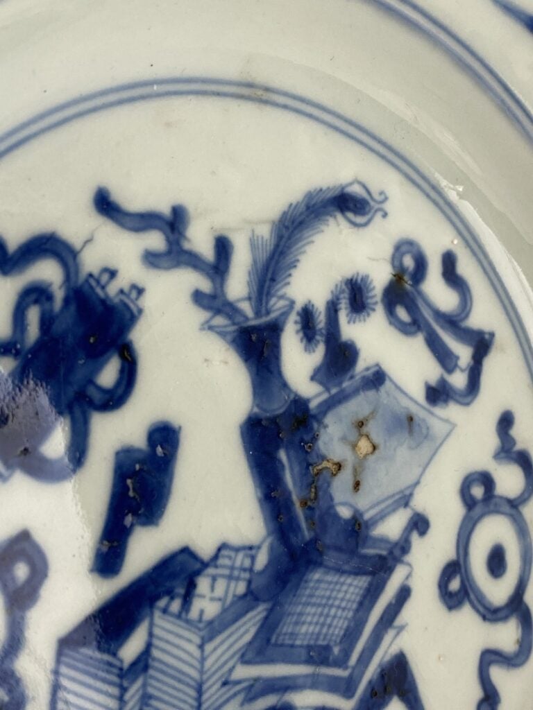 Assiette en porcelaine bleu blanc - Chine - Décor au vase fleuri sur un entable…