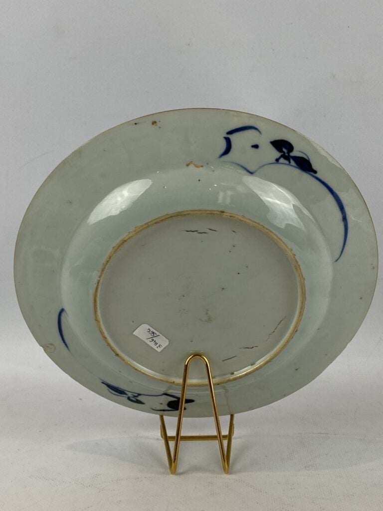 Assiette en porcelaine bleu blanc - Chine - Décor au vase fleuri sur un entable…