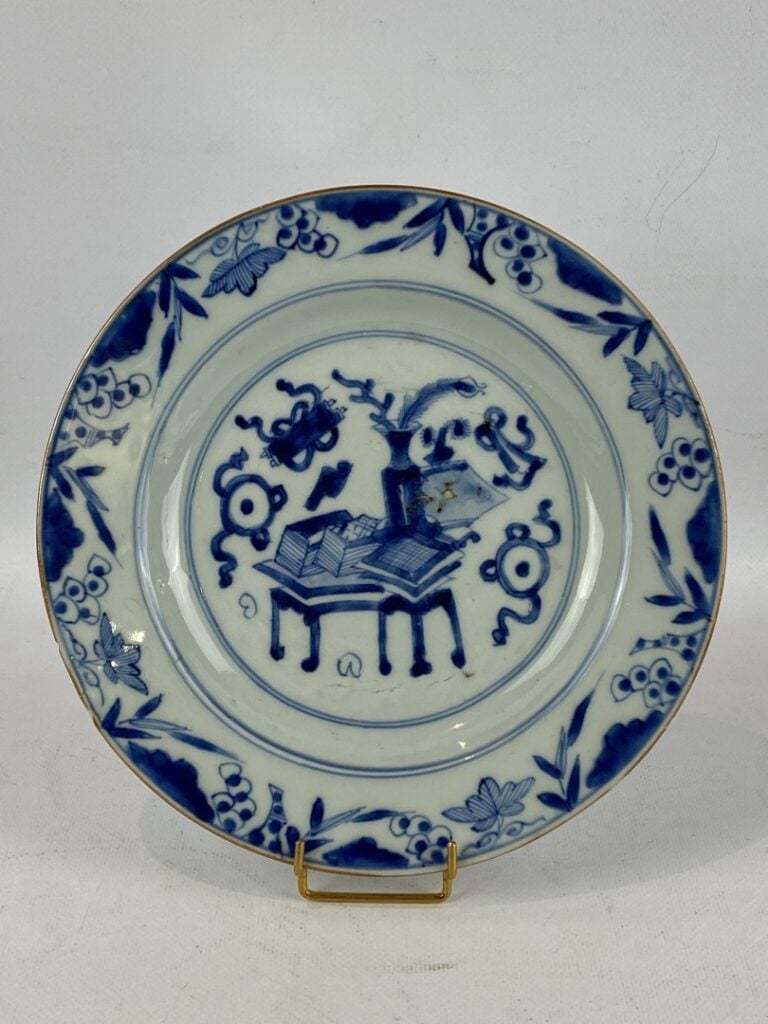 Assiette en porcelaine bleu blanc - Chine - Décor au vase fleuri sur un entable…