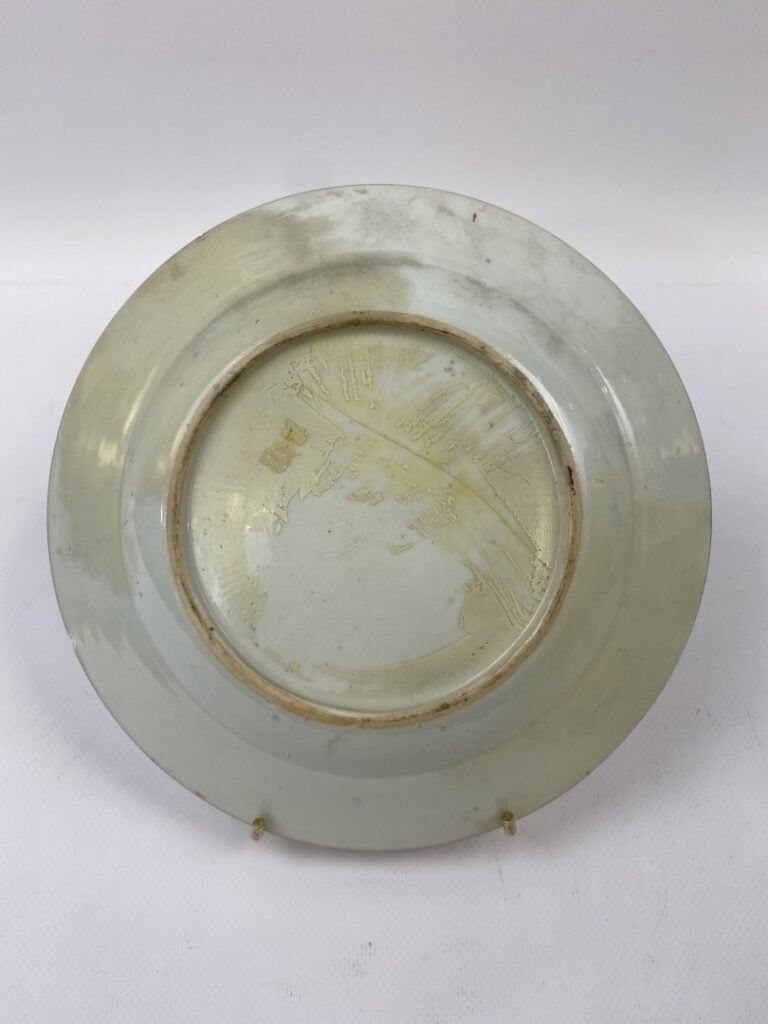 ASSIETTE EN PORCELAINE DANS LE GOUT DE LA FAMILLE ROSE - Chine, XIXème siècle -…