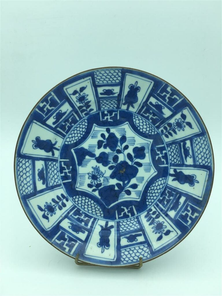 ASSIETTE EN PORCELAINE KRAAK - Chine, Dynastie Ming - D: 21,5 cm - - A KRAAK PO…