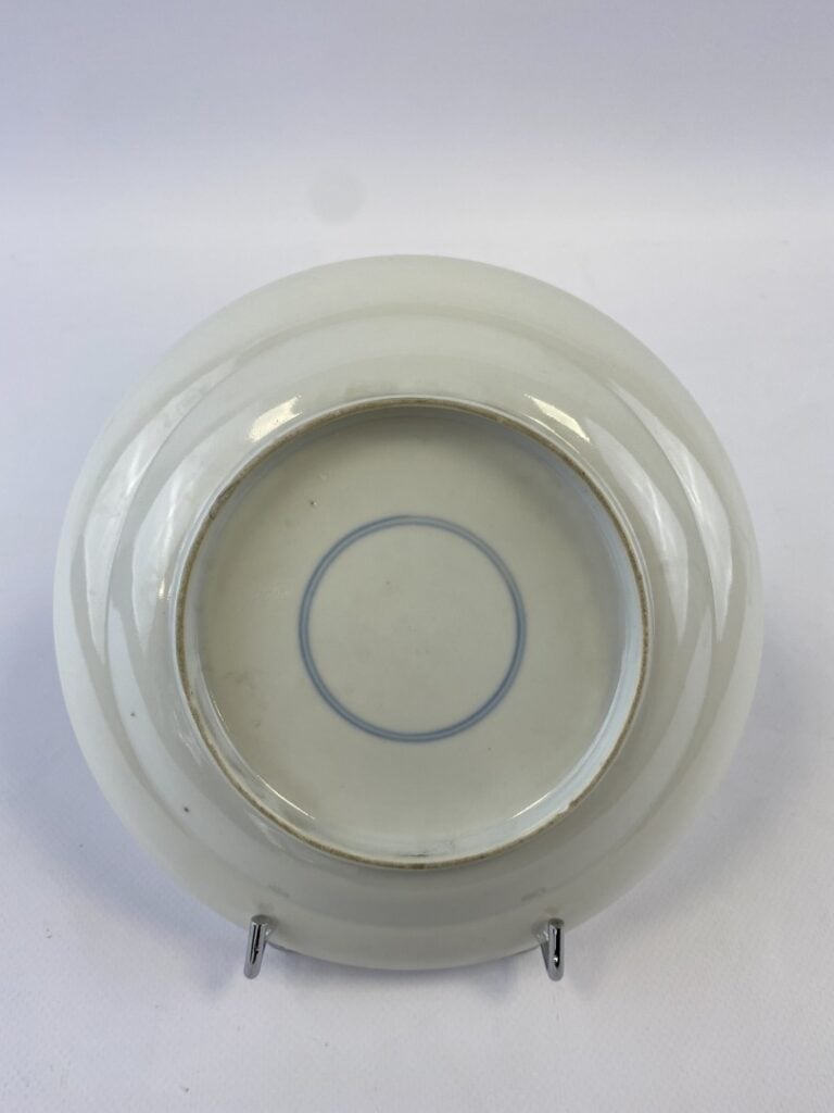 ASSIETTE PORCELAINE A DECOR POLYCHROME DANS LE STYLE DE LA "FAMILLE ROSE" - Chi…