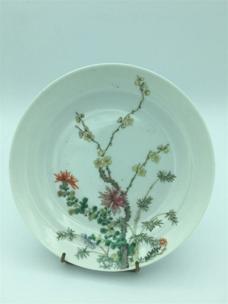 ASSIETTE PORCELAINE A DECOR POLYCHROME DANS LE STYLE DE LA "FAMILLE ROSE" - Chi…