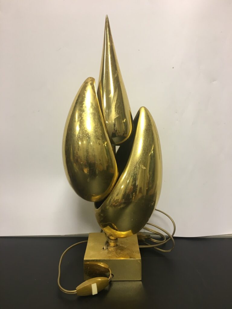 Atelier Michel ARMAND (XXème siècle). - Lampe sculpture en métal doré, base car…