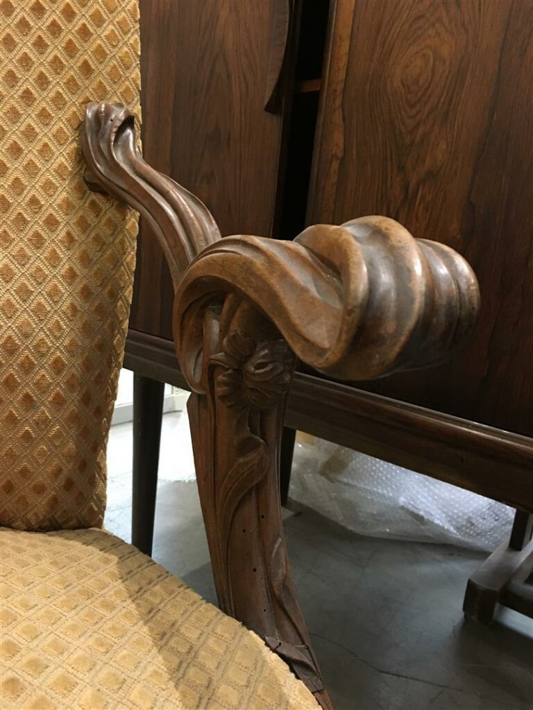 Attribué à Georges HOENTSCHEL (1855-1915). - Large fauteuil en bois naturel scu…