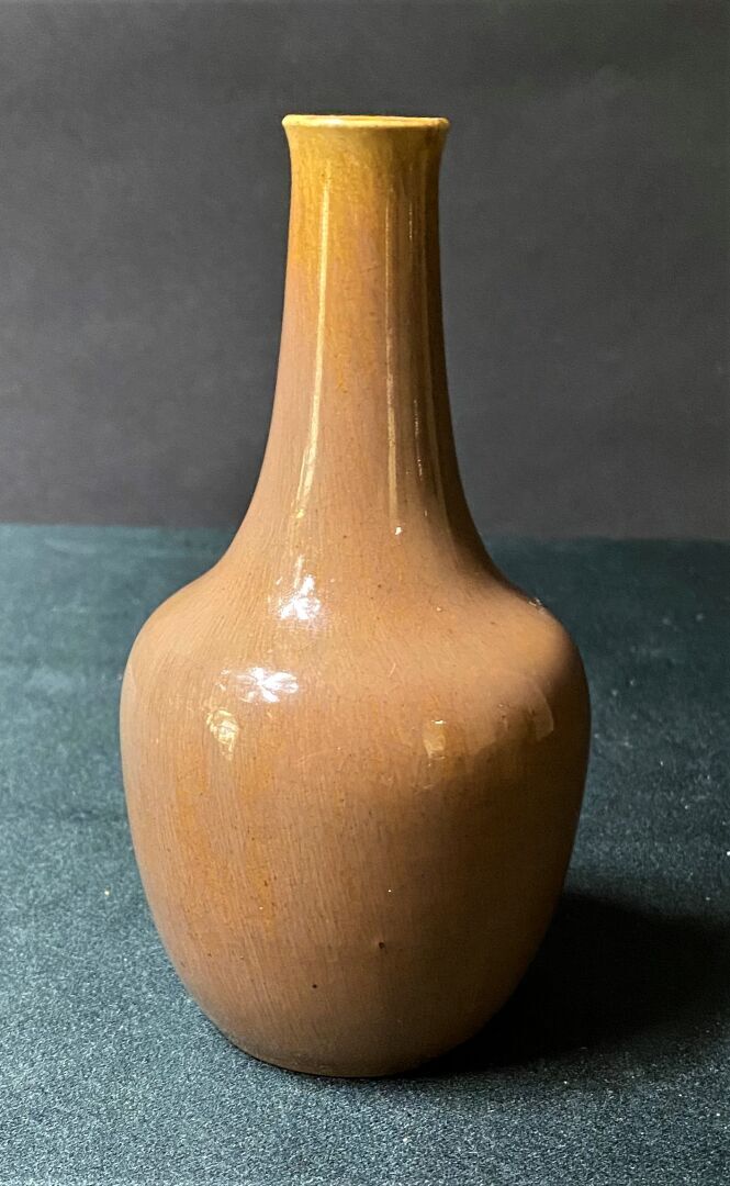 Auguste DELAHERCHE - Vase japonisant à panse bombée et col soliflore en grès ém…
