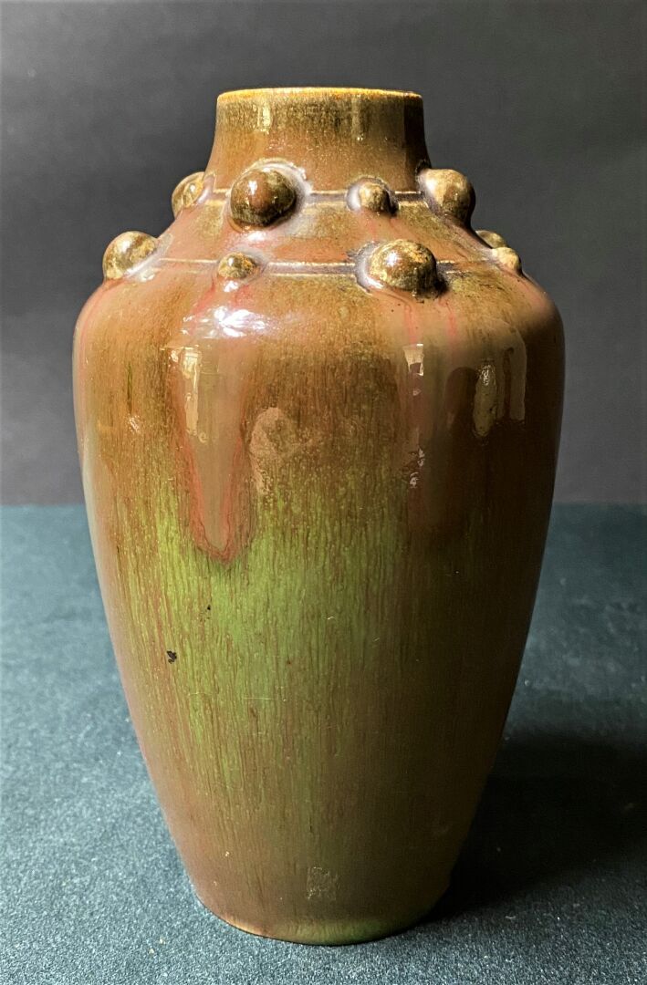 Auguste DELAHERCHE - Vase japonisant de forme balustre à cabochons sur le pourt…