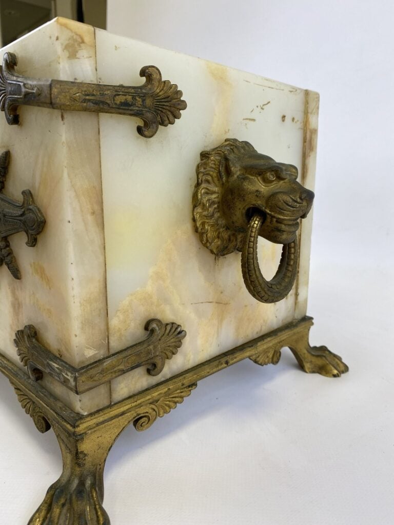 Auguste Klein - Jardinière en bronze doré, émail et onyx de forme rectangulaire…