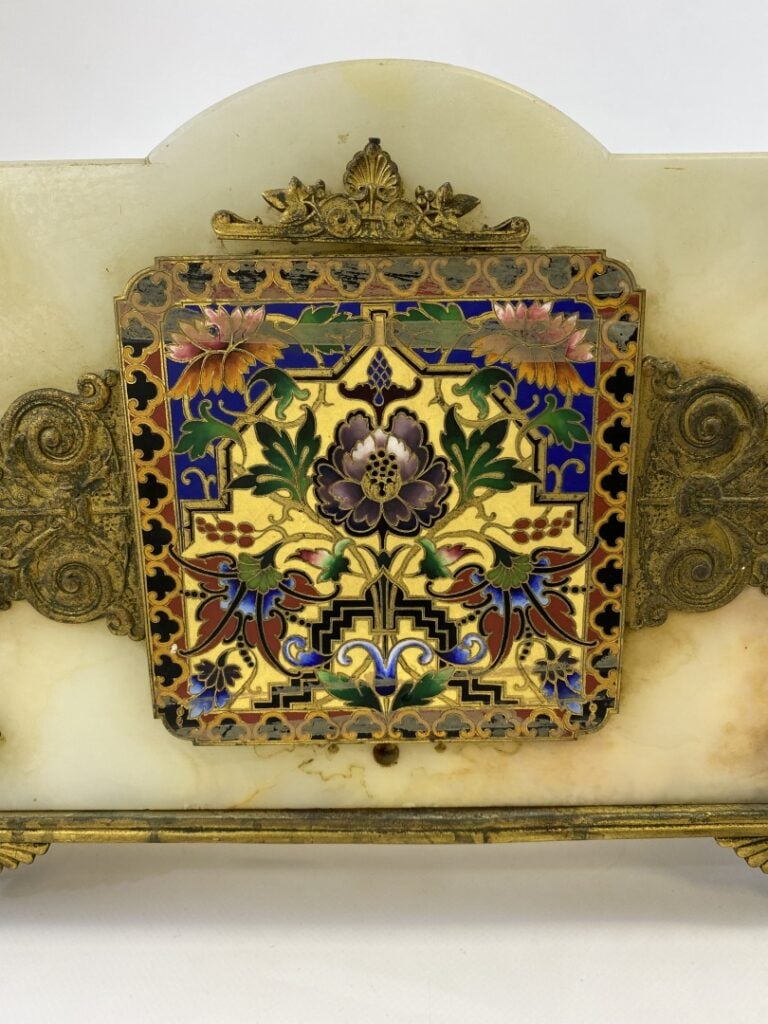 Auguste Klein - Jardinière en bronze doré, émail et onyx de forme rectangulaire…