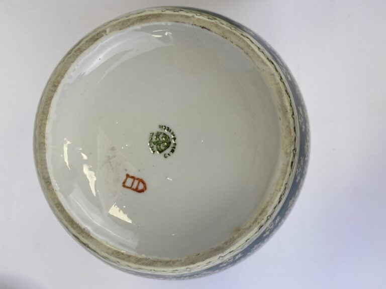 AUTRICHE - Pot couvert signé Vienne sous base. On y joint une tasse à moka fleu…