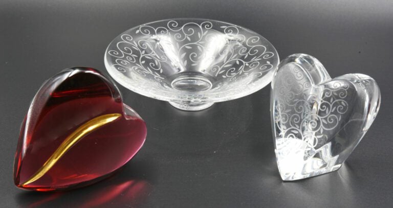 Baccarat. - 1°/ Coeur, modèle « Michelangelo », en cristal gravé de rinceaux. M…