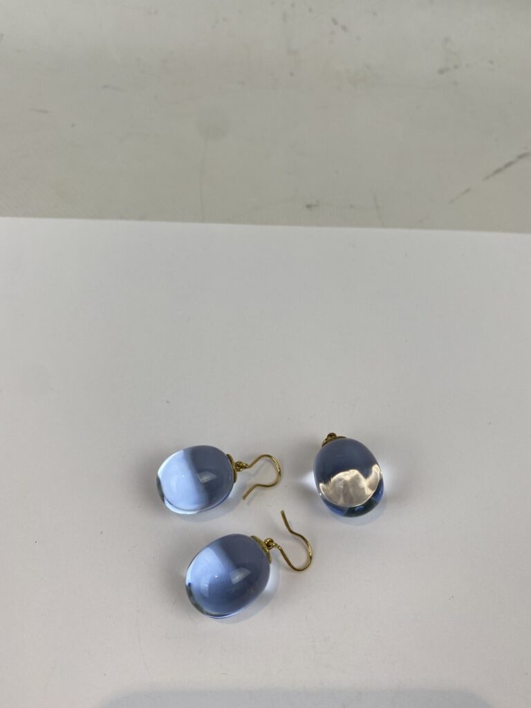 BACCARAT - Demi-parure comprenant une paire de pendants d'oreilles en or jaune…