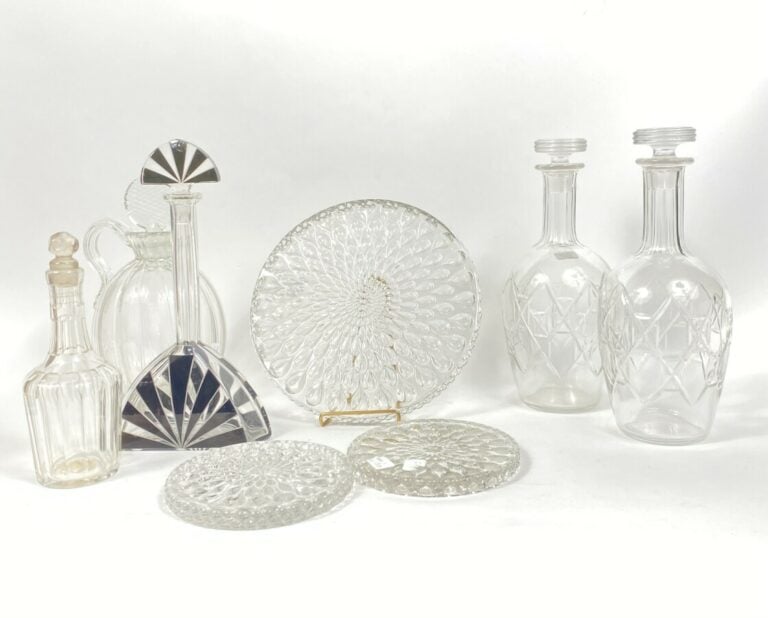 Baccarat - Deux dessous de bouteille moulés + paire de carafes en cristal taill…