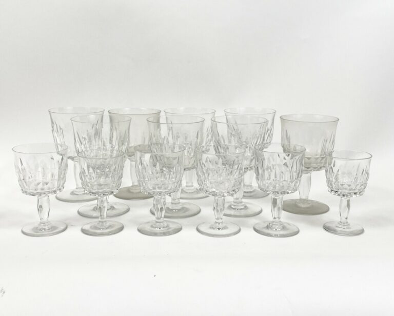 BACCARAT. Ensemble de 8 grands verres (Hauteur : 13.5 cm) et 6 petits verres (H…