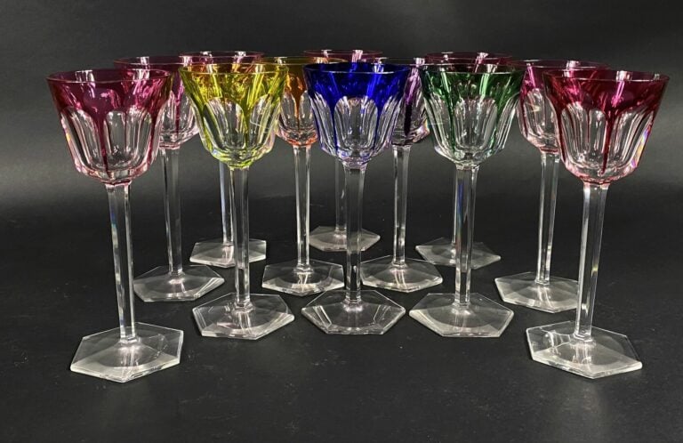 BACCARAT - Ensemble de douze verres à vin du Rhin en cristal coloré taillé à pa…