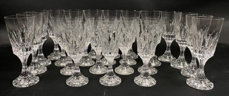 BACCARAT - Ensemble de douze verres à vin et treize verres à eau en cristal tai…