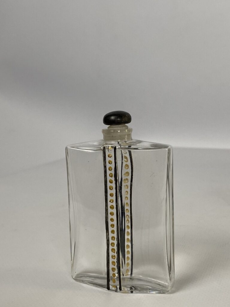 BACCARAT - Flacon en cristal moulé à décor de filets émaillés noir et chutes de…