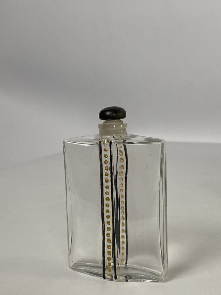BACCARAT - Flacon en cristal moulé à décor de filets émaillés noir et chutes de…