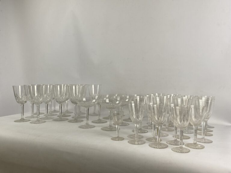 BACCARAT - Partie de service de verres en cristal taillé, comprenant : - - 14 v…