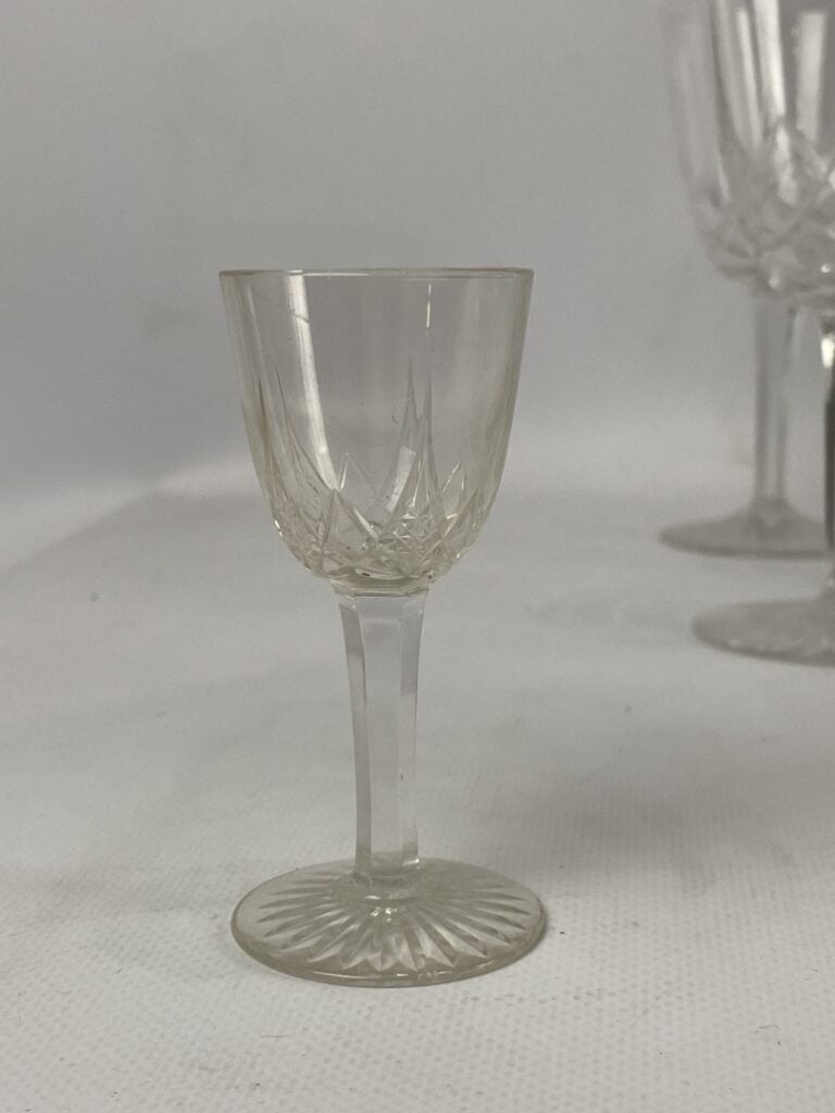 BACCARAT - Partie de service de verres en cristal taillé, comprenant : - - 14 v…