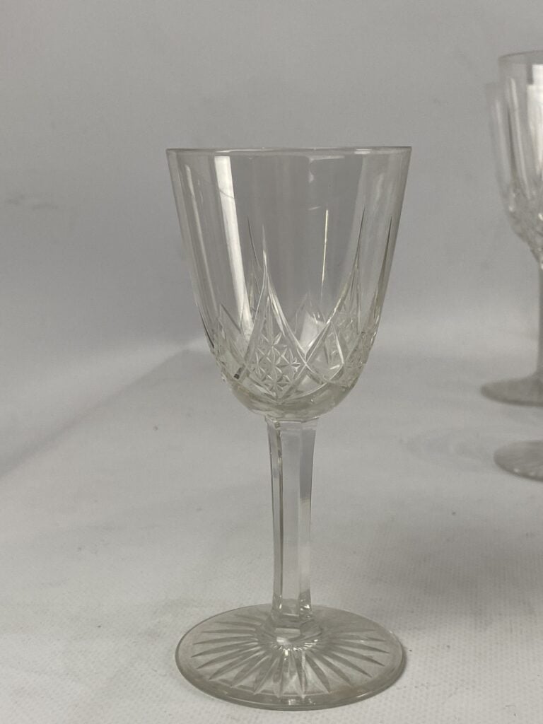 BACCARAT - Partie de service de verres en cristal taillé, comprenant : - - 14 v…