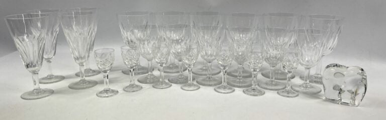 BACCARAT - Partie de service de verres, modèle Cassino, en cristal taillé compr…