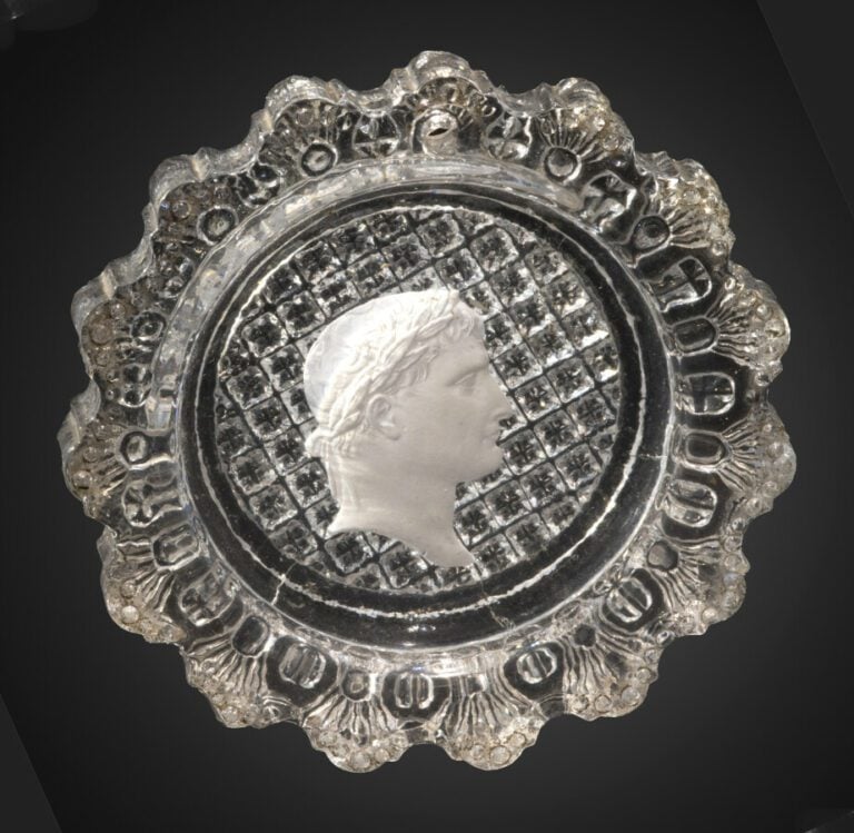 Baccarat.Plaque ronde à bord dentelé en cristal moulé de palmettes et de guillo…