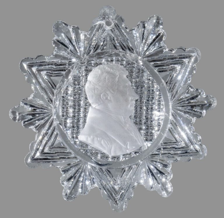 Baccarat. Plaque ronde dentelée en cristal au revers moulé de diamants guilloch…