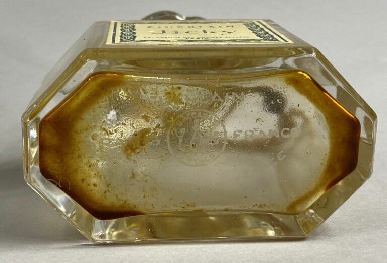 BACCARAT pour GUERLAIN - Flacon "Jicky" en cristal - Signé sous la base - H : 9…