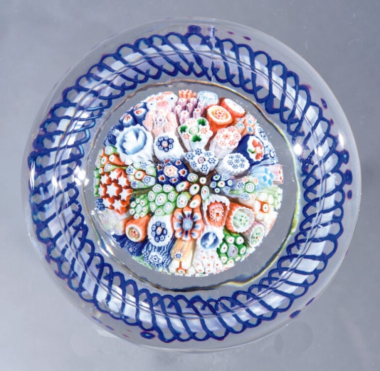 Baccarat. Presse-papiers à motif de bouquet de mariée composé d'un champignon d…