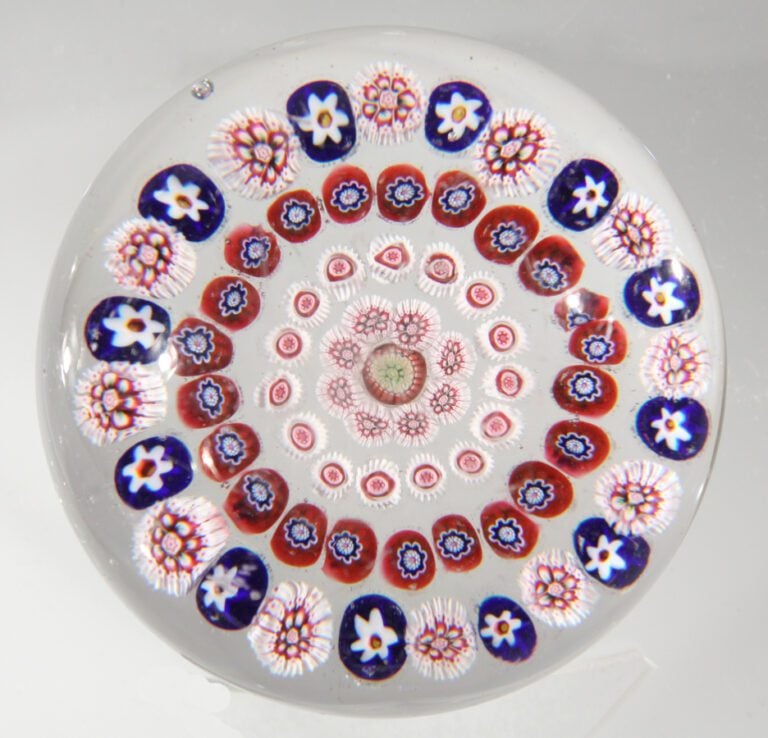Baccarat. Presse-papiers à motif de quatre cercles concentriques de bonbons à d…