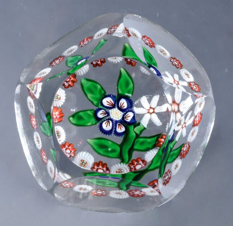 Baccarat. Presse-papiers orné de deux fleurs : une primevère tricolore à six pé…