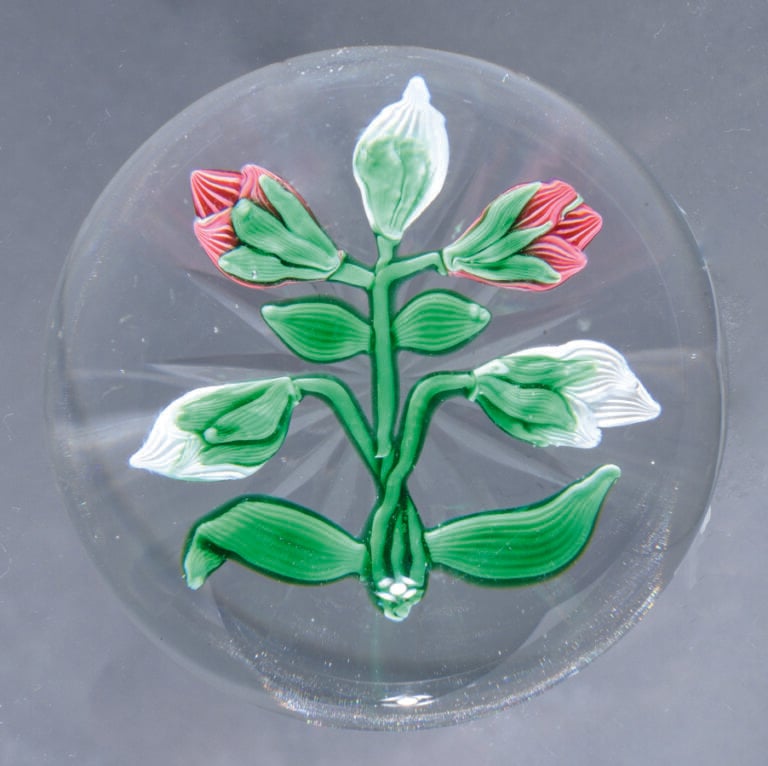 Baccarat. Presse-papiers orné de trois boutons de clématites blanches et deux b…