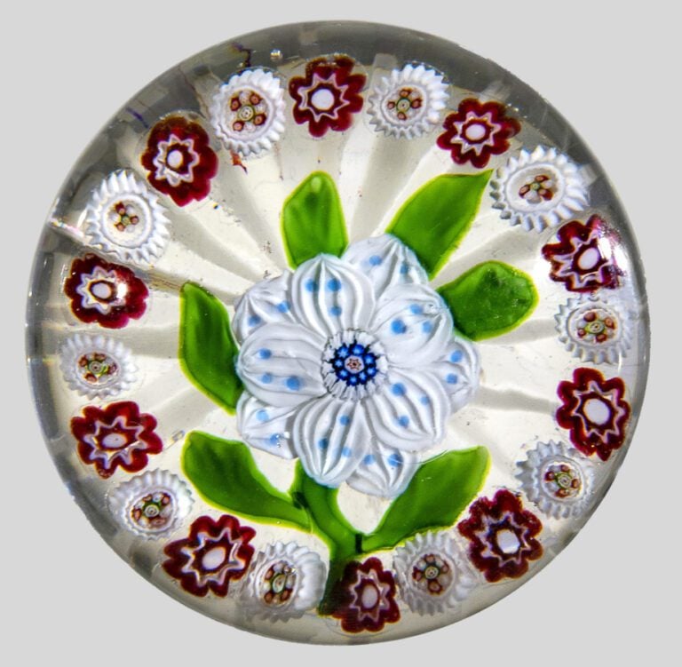 Baccarat. Presse-papiers orné d'une fleur de blé à dix pétales blancs à pois bl…