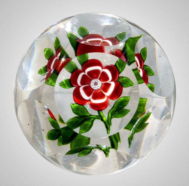 Baccarat.Presse-papiers orné d'une primevère rose et blanche à six pétales sur…
