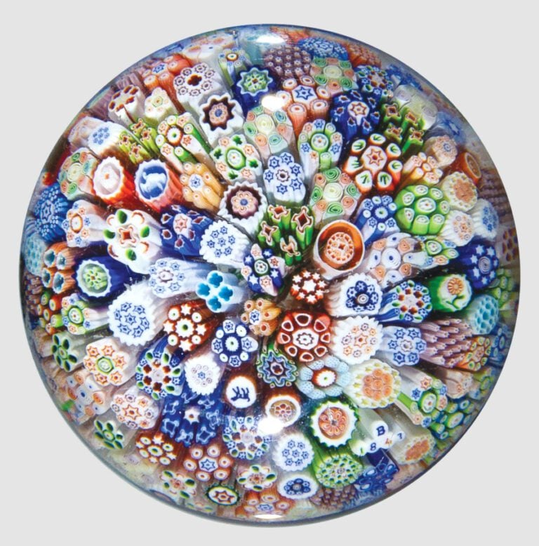 Baccarat. Presse-papiers signé et daté B 1847, à motif de millefiori de cannes…